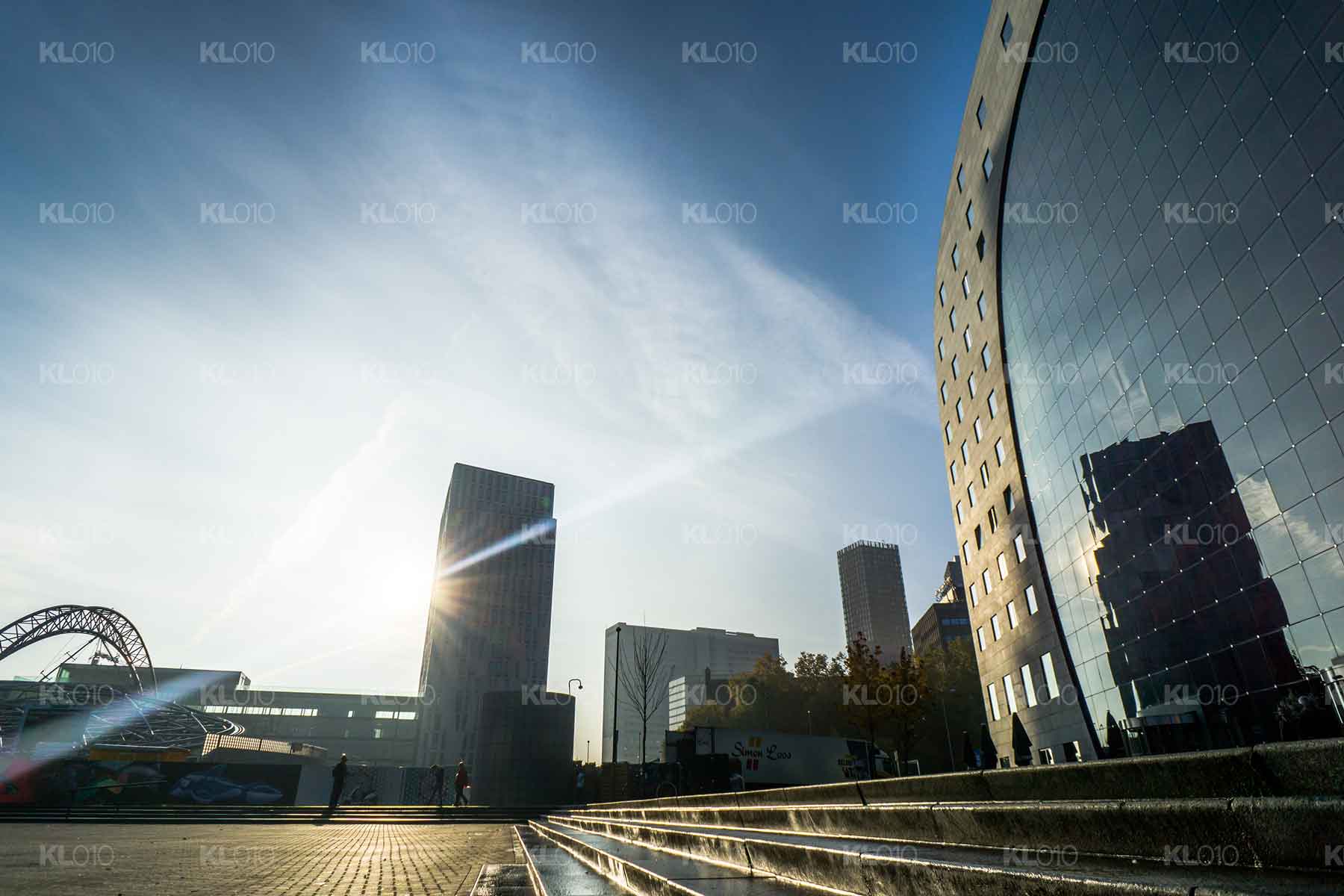 De Markthal in de vroegte