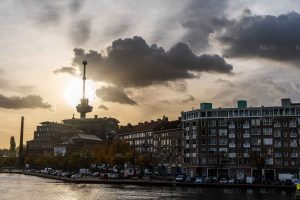 De Euromast en Coolhaven - Foto langs de Nieuwe Maas