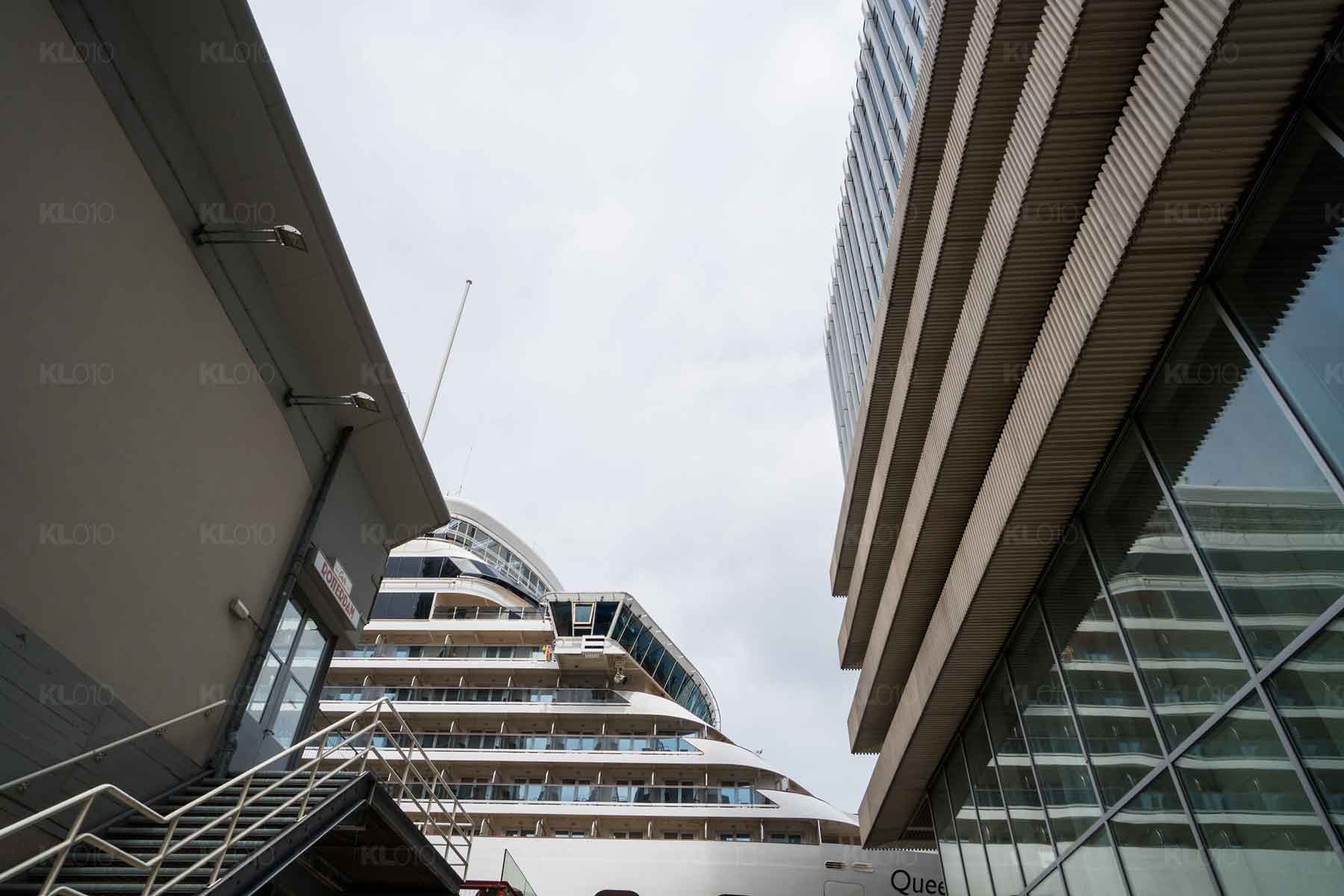 Cruiseschip aan de kade - Holland Amerikakade