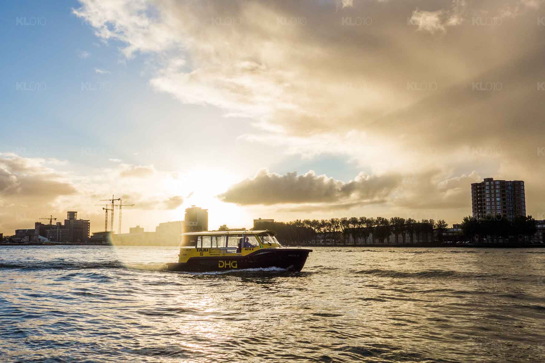 Watertaxi in de Maas - Foto haven Rotterdam