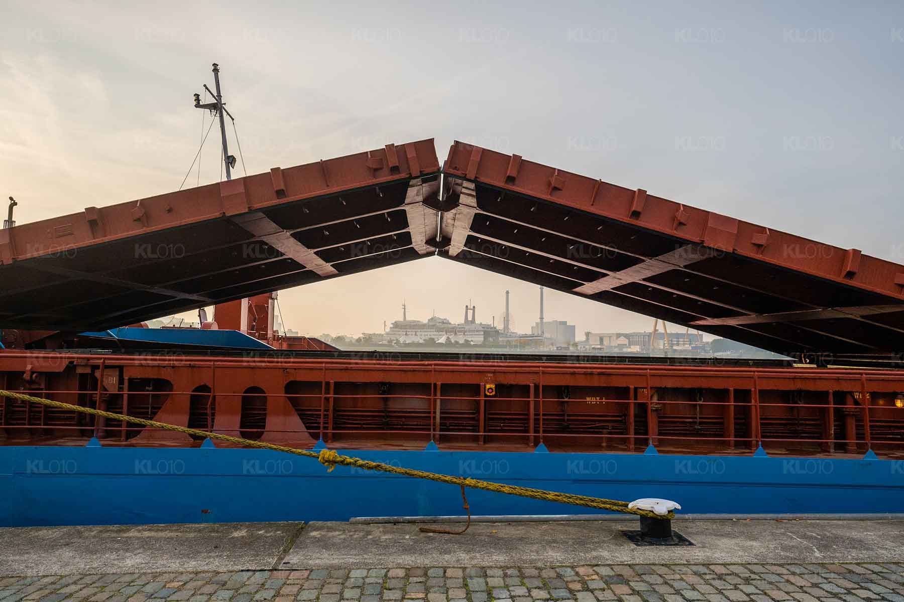 Het SS door de luiken - Scheepvaart Rotterdam