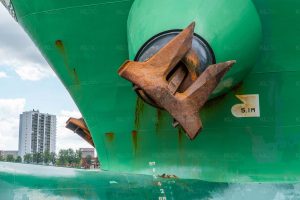 Bootje aan wal - Containerschip Rotterdam